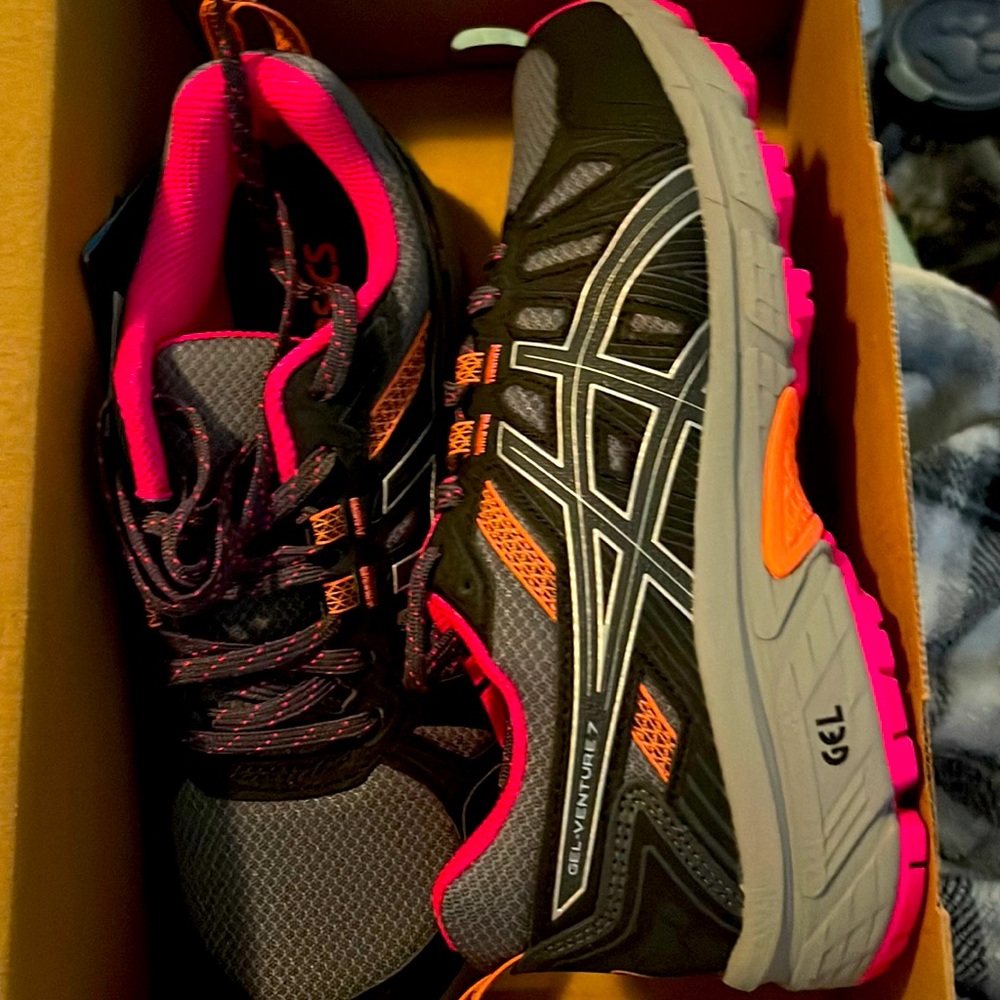 NIB ASICS Gel Venture 7 Size 8 Wide